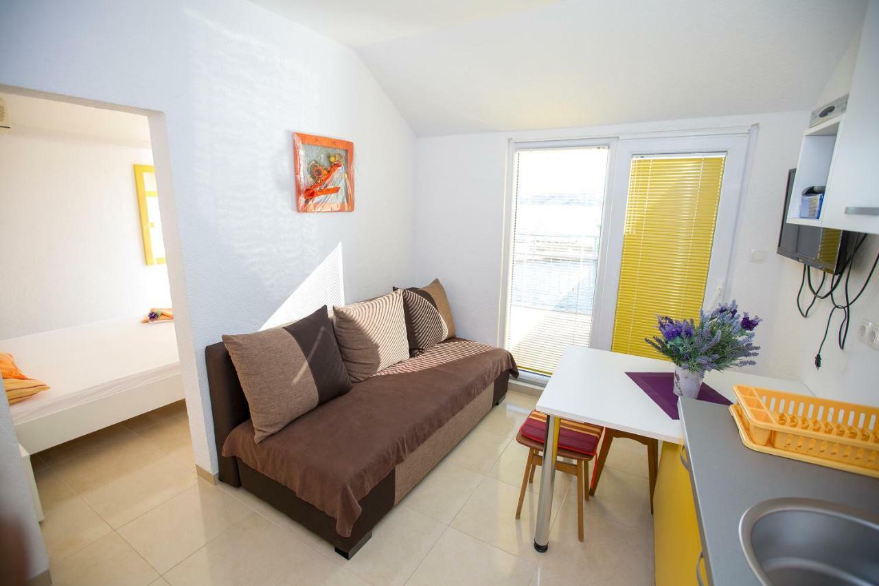 Apartmani Cindric Karlobag Exterior foto